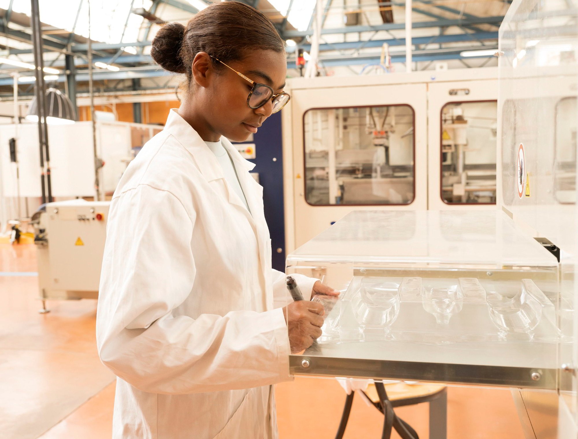 Shooting plasturgie - opérateur sur machine d'injection